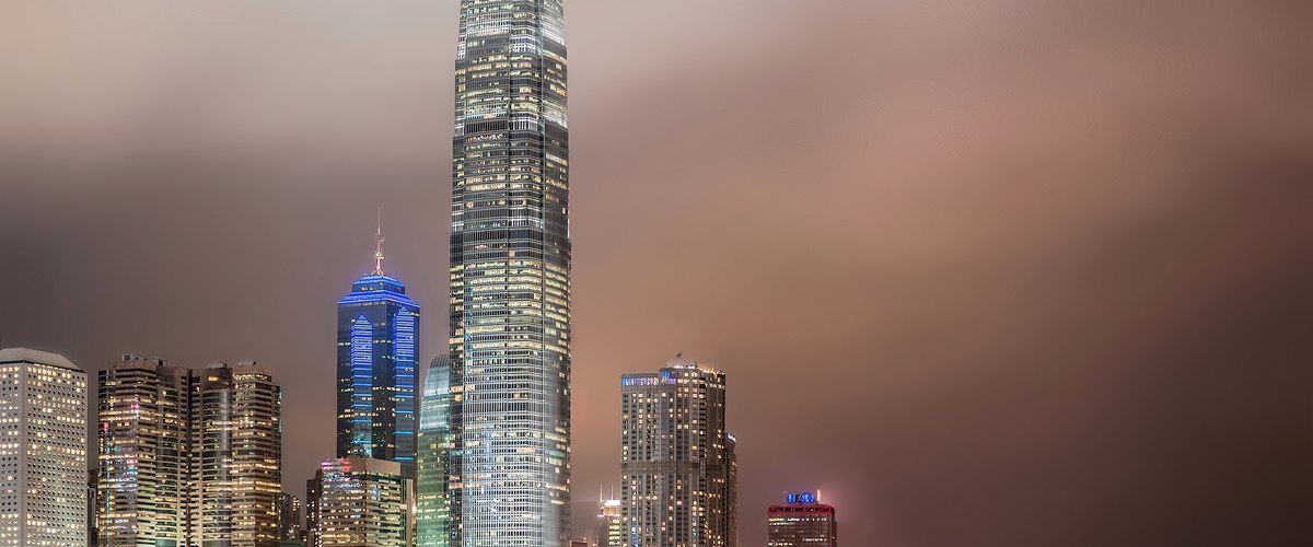 香港の夜の街並み